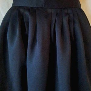 Junior's Black Skirt Size 7. The skirt has 2 front pockets.